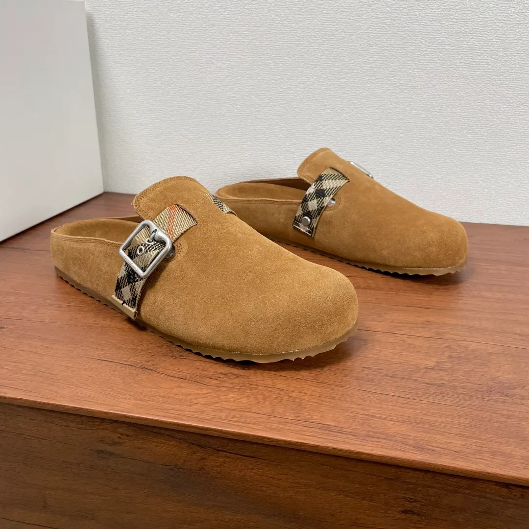 Men's Men's Shoes 💰340【New Style】🐝🐝Burberry New Burberry - Men's Checked Leather Urchin Half-Flop Sandal Made of soft suede cowhide and calfskin, these half-flop sandals feature an adjustable B-shaped buckle strap and are decorated with the signature sand-colored Burberry check in jacquard worsted. The upper wraps around the midsole and is paired with a sole made of the same upper material with an embossed logo on the heel and a wavy rubber outsole embellished with the Burberry lettering. Fashionable and casual! Comes with full set of original packaging dust bag! Code number: 39-40-41-42-43-44 standard code (38/45 can be customized and returns and exchanges are not supported)